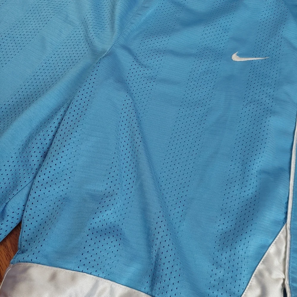 Vintage Nike Carolina Blue Baskerball Shorts with White Trim Swoosh Men Sz L (D)